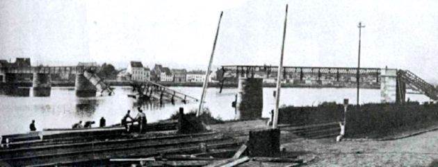 De door de Belgen opgeblazen brug te Vis.