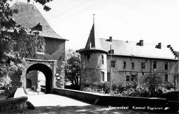 Voerendaal, Retersbekerweg. Kasteel Rivieren met hoeve.